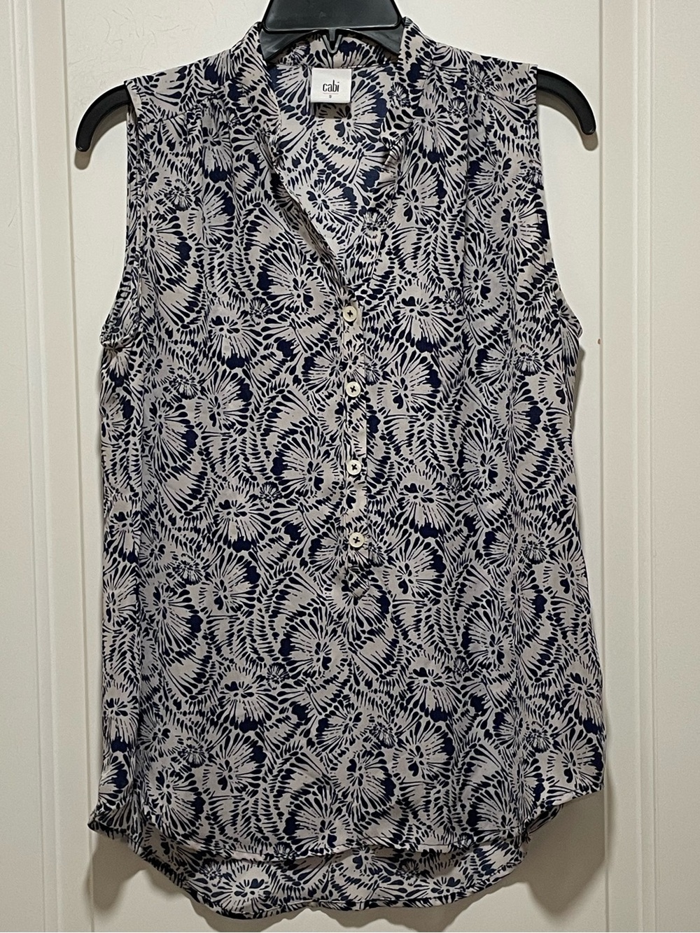 CAbi Plaza Sleeveless Navy & White Floral Button-Front Blouse #5038 Resortwear